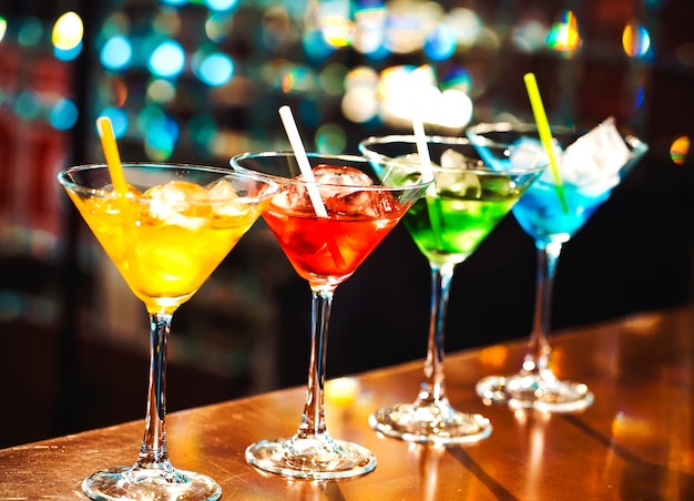 Mehrfarbige cocktails an der bar.