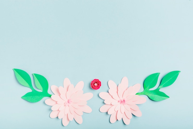 Kostenlose Foto mehrfarbige papierfrühlingsblumen mit blättern