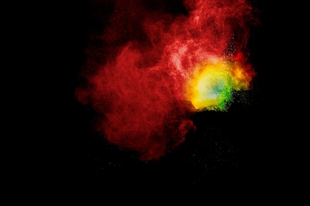 Mehrfarbige pulverexplosion auf schwarzem hintergrund. bunte pastellpulverexplosion.
