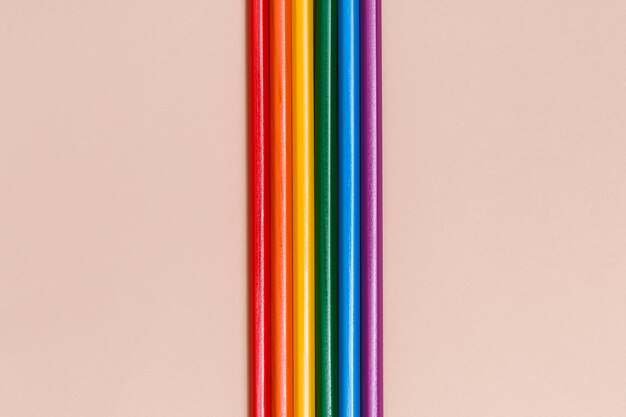 Mehrfarbige Regenbogenstöcke auf beige Hintergrund