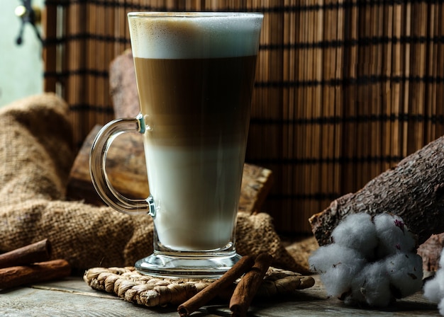 Kostenloses Foto mehrschichtiges kaffeegetränk im glas