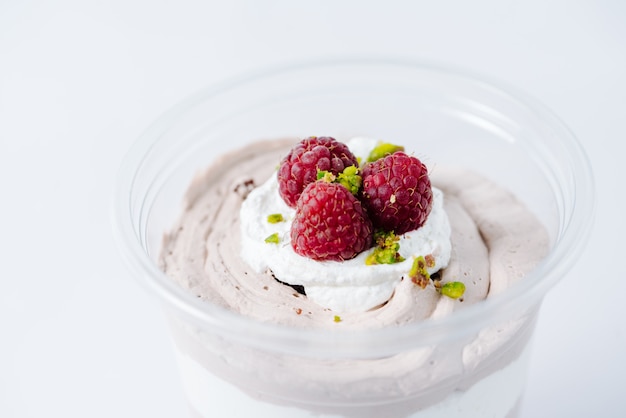 Mehrschichtiges Sahne-Dessert mit Himbeeren und Pistazien