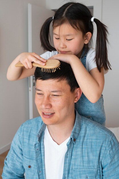 Meidum hat ein Mädchen erschossen, das Vaters Haare bürstet