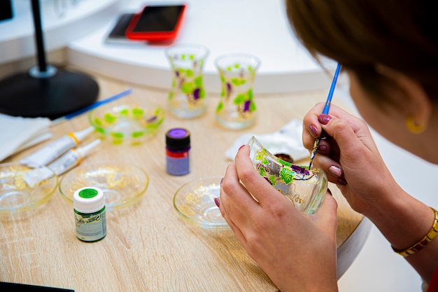 Meister dekoriert teeglas mit acryl