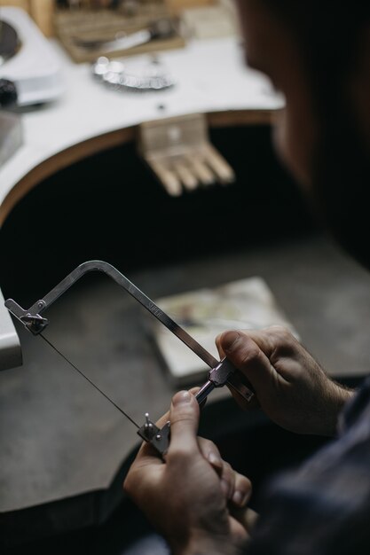 Meister der Arbeit mit metallischen Ausrüstungen