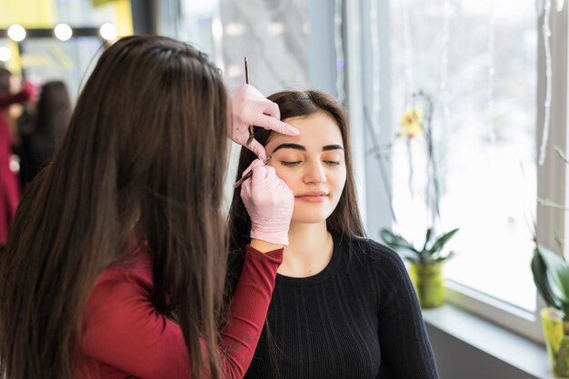 Meister Make-up mit breiten schwarzen Augenbrauenlinien