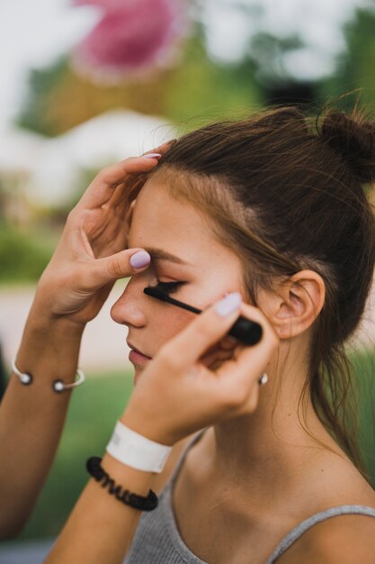 Meisterklasse Make-up. Mädchen macht Make-up zu ihrer Freundin