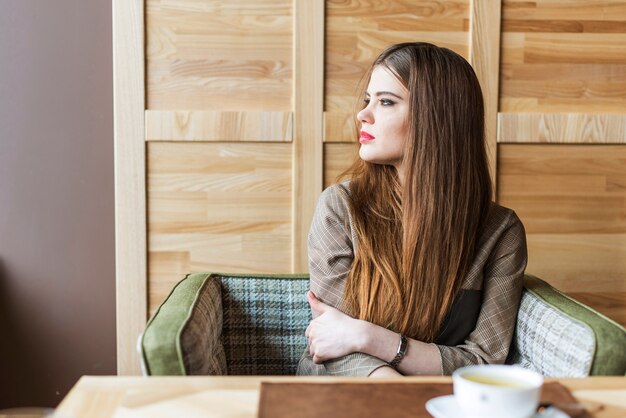 Melancholie Mädchen zur Seite schauen