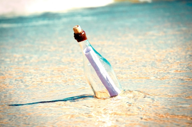 Meldung in einer Flasche am Strand