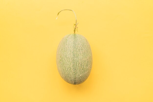 Melone auf gelbem Hintergrund