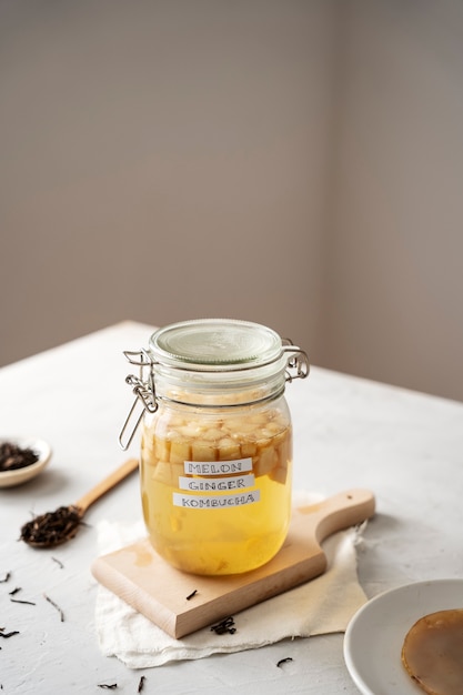 Melonen-Ingwer-Kombucha-Glas mit hohem Winkel