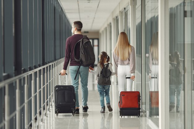 Menschen am Flughafen tragen Masken, um sich vor Viren zu schützen