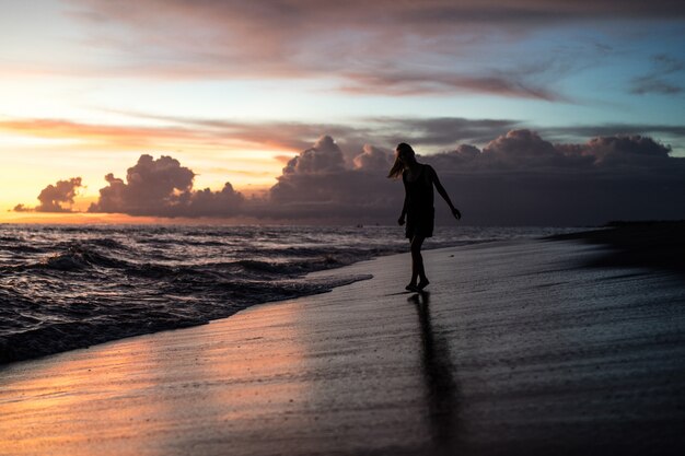 Menschen am Strand bei Sonnenuntergang.