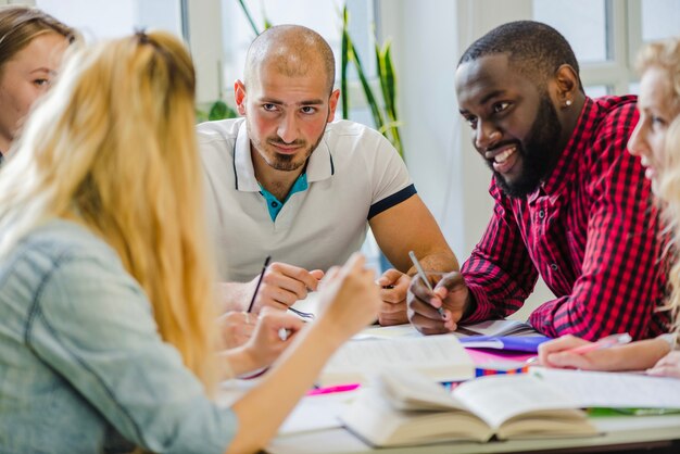 Menschen am Tisch studieren und Ideen teilen