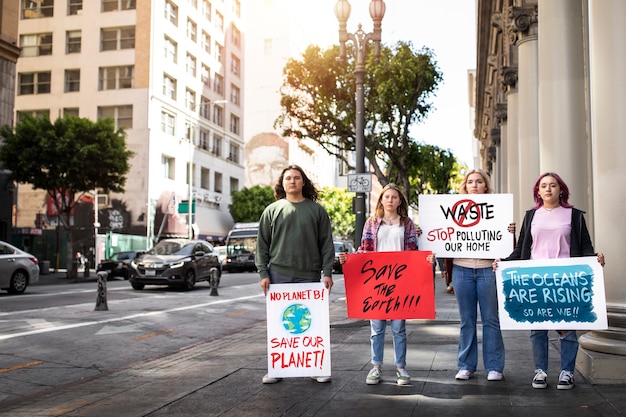 Menschen an einem Weltumwelttag protestieren im Freien mit Plakaten