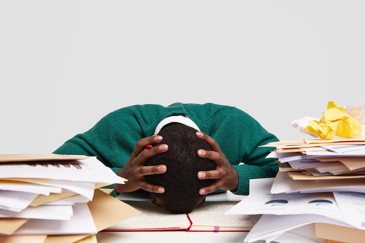 Kostenlose Foto menschen, arbeit, frist und stresskonzept