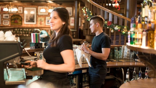 Menschen arbeiten im Café