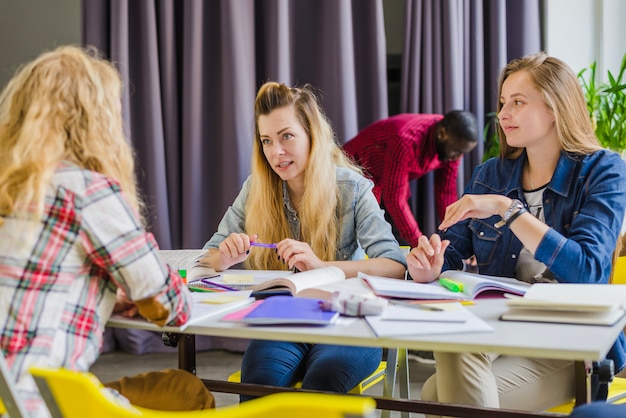 Menschen arbeiten im Klassenzimmer