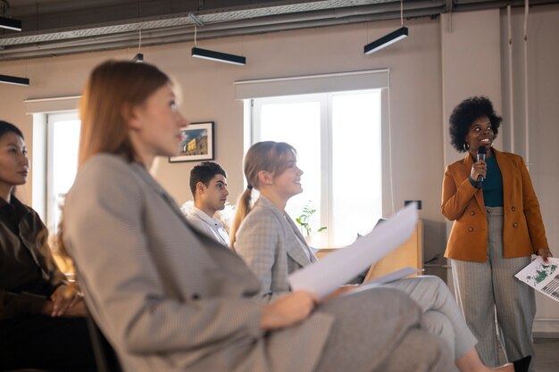 Menschen bei Arbeitstreffen hautnah