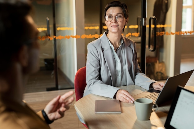 Menschen bei der Arbeit mit Laptops hautnah