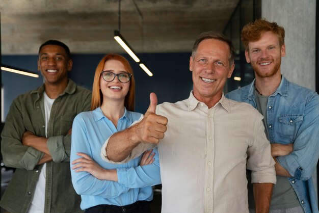 Menschen bei ihrem Bürojob zeigen Inklusivität