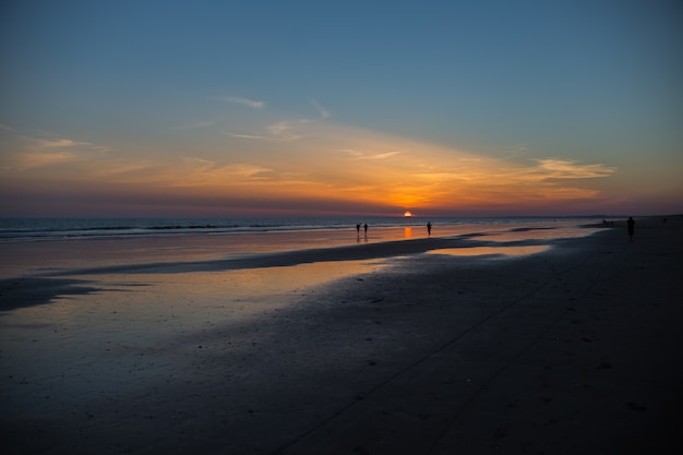 Kostenloses Foto menschen bei sonnenuntergang