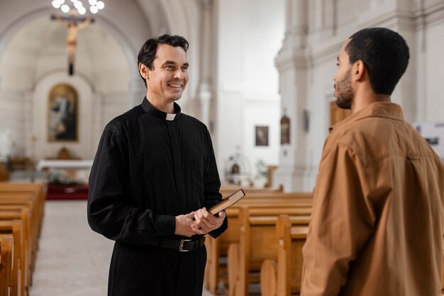 Menschen besuchen und beten im Kirchengebäude