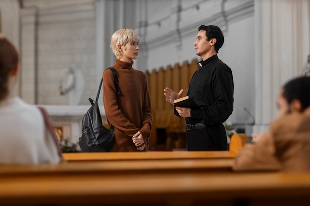 Kostenloses Foto menschen besuchen und beten im kirchengebäude