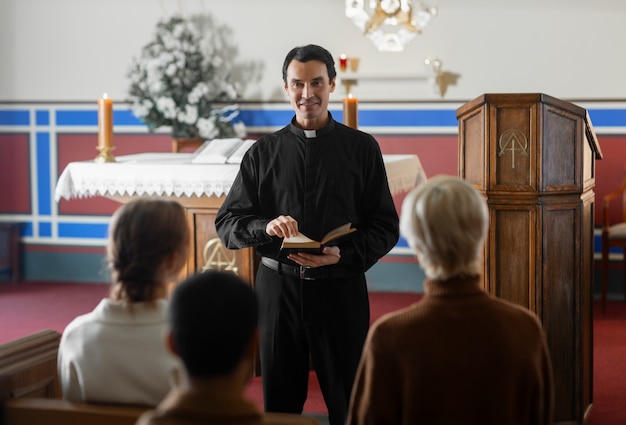 Kostenloses Foto menschen besuchen und beten im kirchengebäude