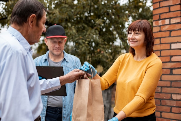 Menschen bringen Vorräte zu Nachbarn