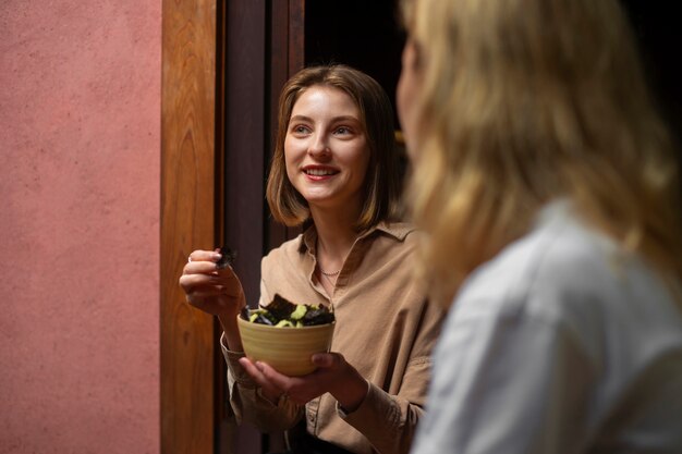 Menschen, die Algensnacks essen