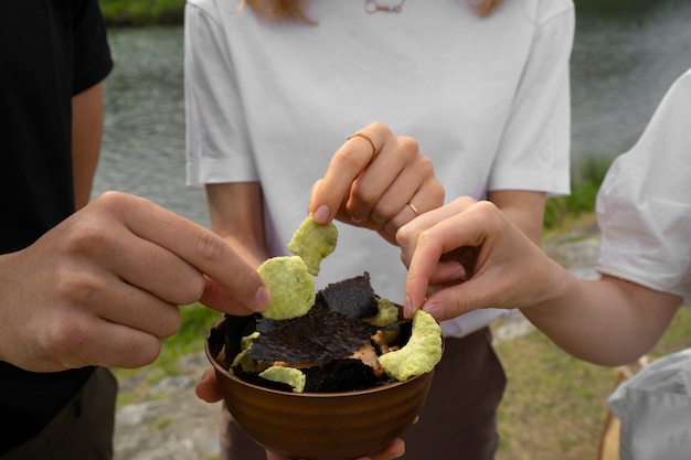 Kostenloses Foto menschen, die algensnacks essen