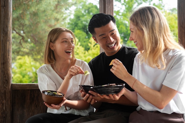 Kostenloses Foto menschen, die algensnacks essen