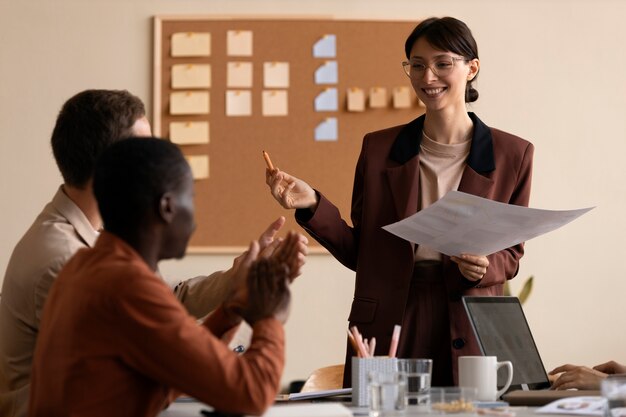 Menschen, die als Team arbeiten