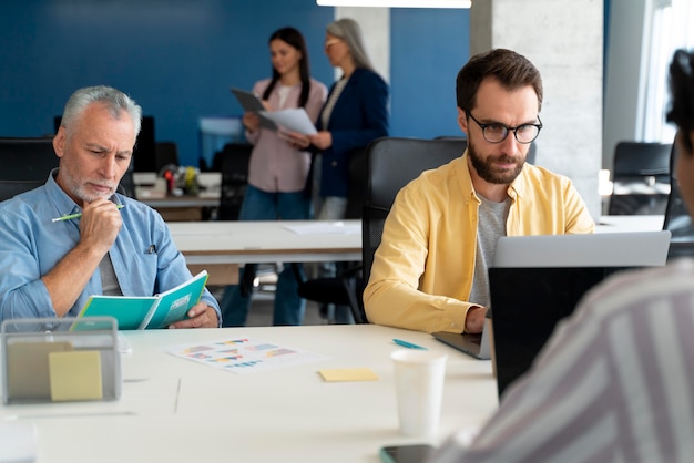 Menschen, die als Teamunternehmen arbeiten