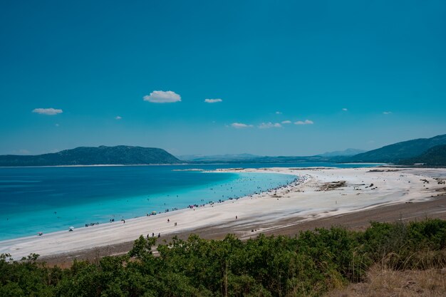 Menschen, die am Strand ruhen, genießen Sommerferien