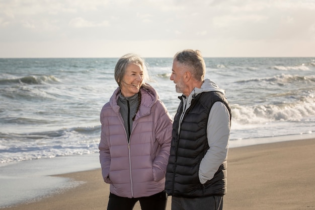 Menschen, die am Strand spazieren gehen