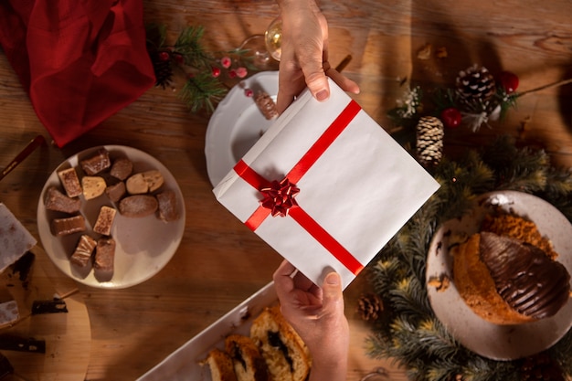 Menschen, die auf der südlichen Hemisphäre Weihnachtsgeschenke machen