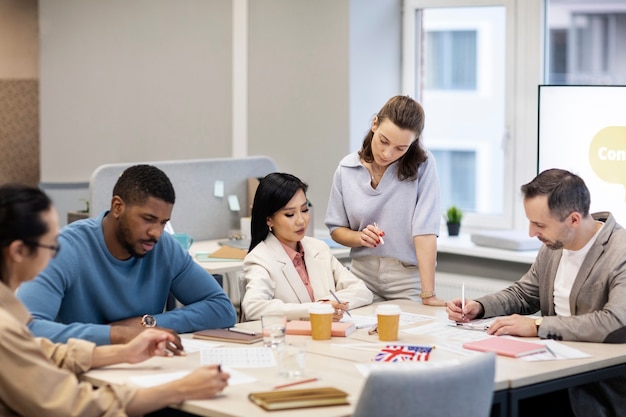 Menschen, die bei der Arbeit eine neue Sprache lernen