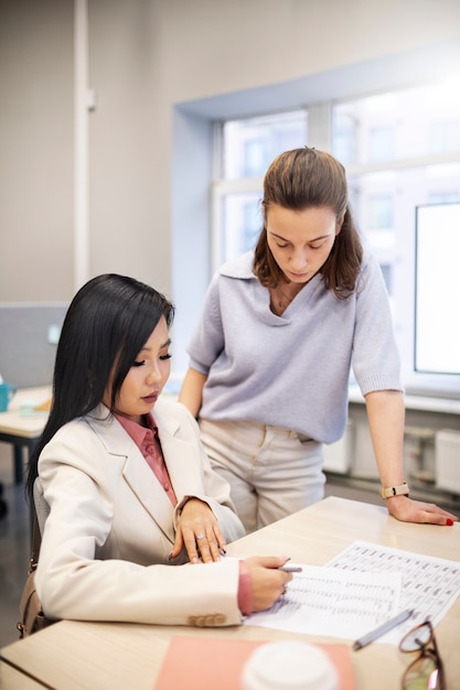 Menschen, die bei der Arbeit eine neue Sprache lernen