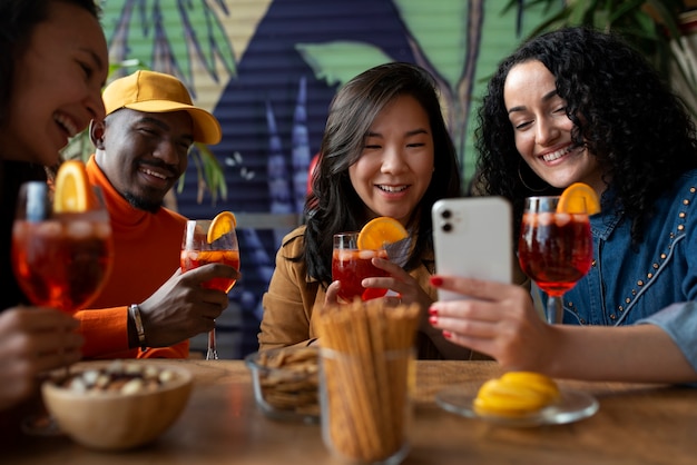 Menschen, die Cocktails trinken