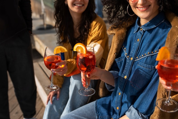 Kostenloses Foto menschen, die cocktails trinken