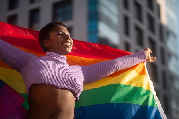 Menschen, die die Feierlichkeiten des Pride-Monats genießen