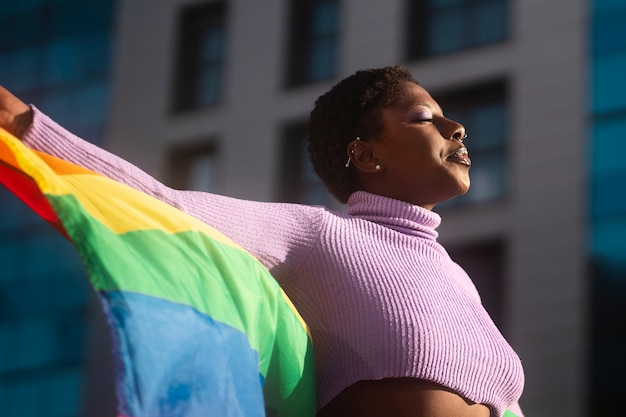 Menschen, die die Feierlichkeiten des Pride-Monats genießen