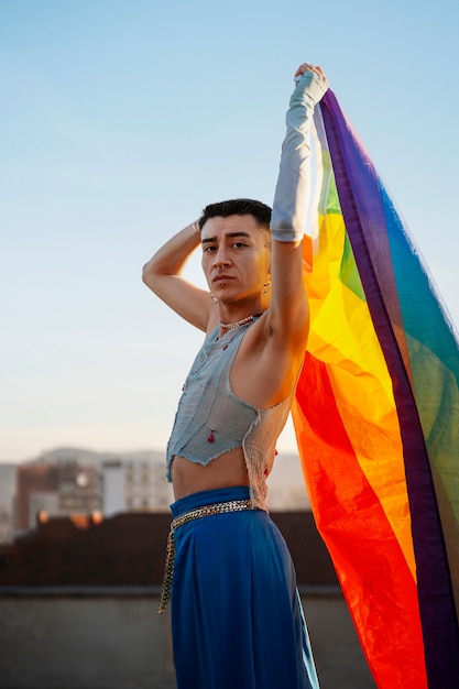 Kostenloses Foto menschen, die die feierlichkeiten des pride-monats genießen