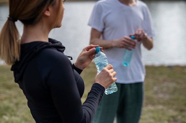 Menschen, die draußen Yoga praktizieren