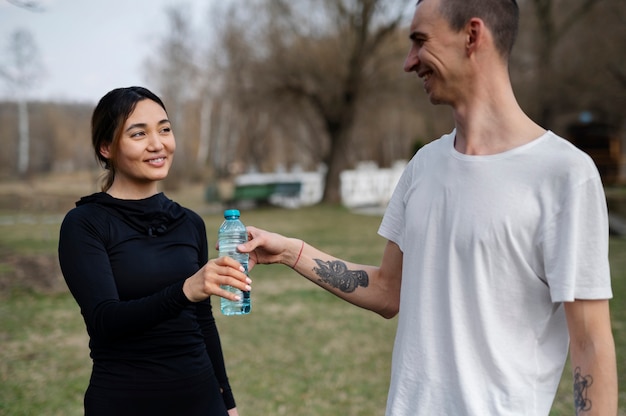 Menschen, die draußen Yoga praktizieren