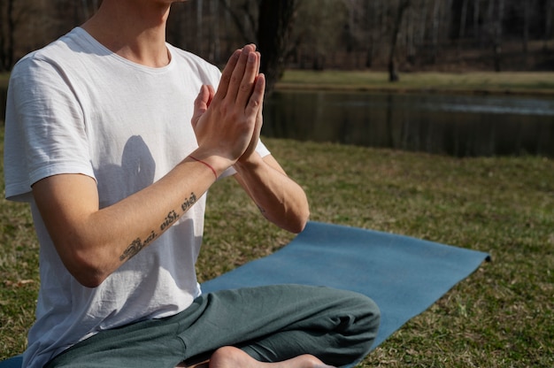 Menschen, die draußen Yoga praktizieren