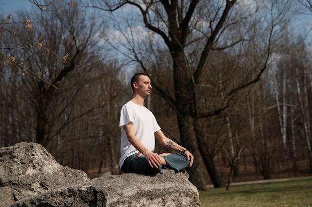 Kostenloses Foto menschen, die draußen yoga praktizieren