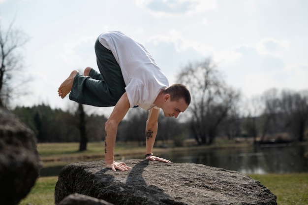 Menschen, die draußen Yoga praktizieren